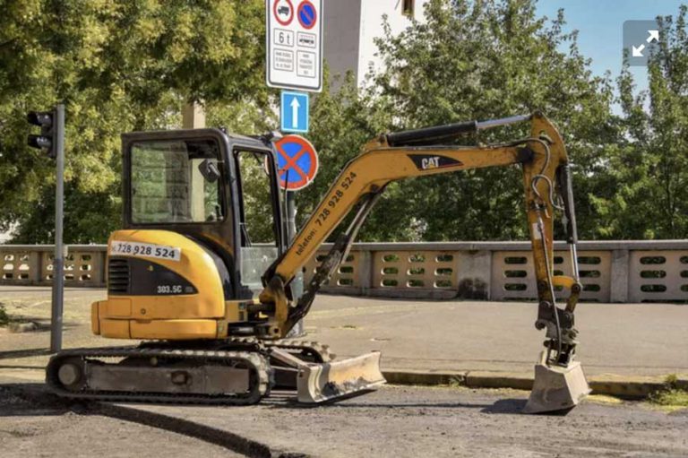 Vrouw zwaargewond bij aanrijding met graafmachine op zebrapad in Noordwijk